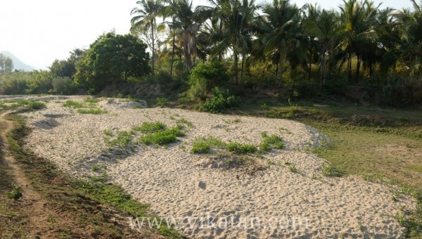 JuniorVikatan's tweet image. கொள்ளையடித்தால் குண்டாஸ்.. துணை போனால் ஒழுங்கு நடவடிக்கை.. நொய்யலைக் காக்க கிடுக்குப்பிடி! | #Noyyal | #SandTheft | bit.ly/2HxKsBD