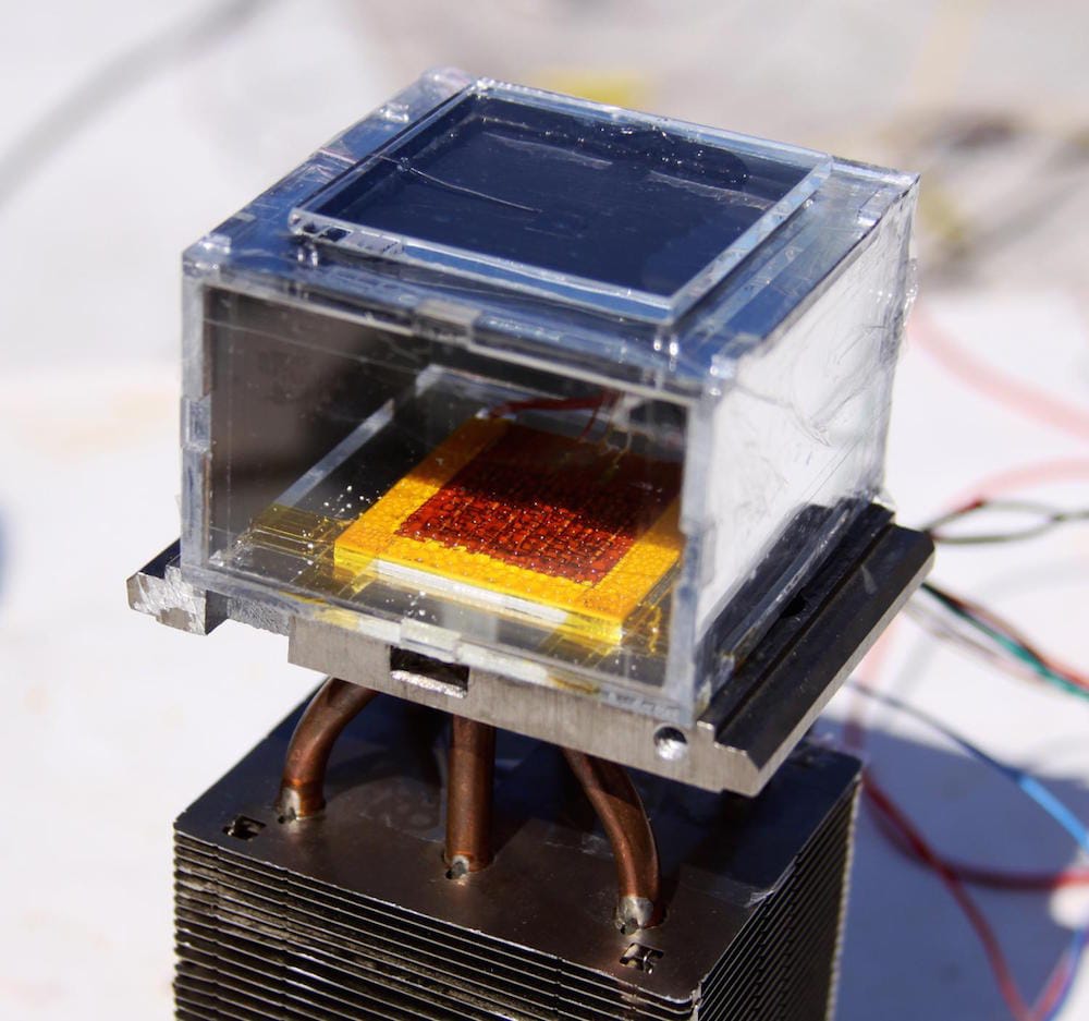 aggregatte's tweet photo. Un dispositivo que extrae agua del aire, incluso en climas desérticos, solo con ayuda del sol. Capaz de extraer hasta 3 litros de agua en 12 horas con energía solar. https://t.co/lBmkl4nHTh   vía @EcoInventos #FelicidadesEcologistas https://t.co/CgnIwxk3Up