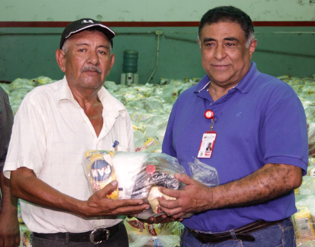Omar_PrietoPSUV's tweet photo. Cumpliendo la palabra empeñada! Entregamos a transportistas públicos más de 8 mil bolsas CLAP para contribuir a su seguridad alimenticia. Gracias al presidente Nicolás Maduro también estamos trabajando para apoyarlos con lubricantes, cauchos y baterías próximamente.  #ZuliaMía https://t.co/Durooz2otF