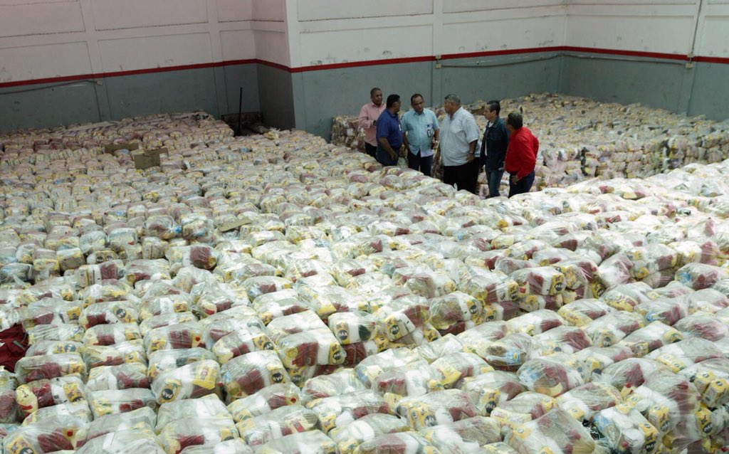 Omar_PrietoPSUV's tweet photo. Cumpliendo la palabra empeñada! Entregamos a transportistas públicos más de 8 mil bolsas CLAP para contribuir a su seguridad alimenticia. Gracias al presidente Nicolás Maduro también estamos trabajando para apoyarlos con lubricantes, cauchos y baterías próximamente.  #ZuliaMía https://t.co/Durooz2otF