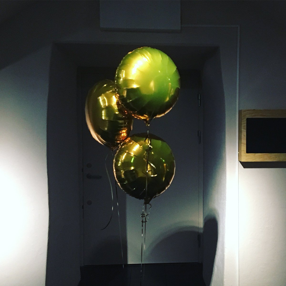 Guldballonger och jubel! Vår tidigare utställning ... and it's gone! av Carina Reich och Bogdan Szyber har kammat hem priset årets utställning 2017! #åretsutställning #anditsgone #scenkonstmuseet