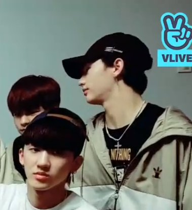180417 vlive (2) ♡[i have no video but before this hyunjin kept mentioning seungmin i wanna cry]
