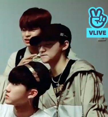 180417 vlive (2) ♡[i have no video but before this hyunjin kept mentioning seungmin i wanna cry]