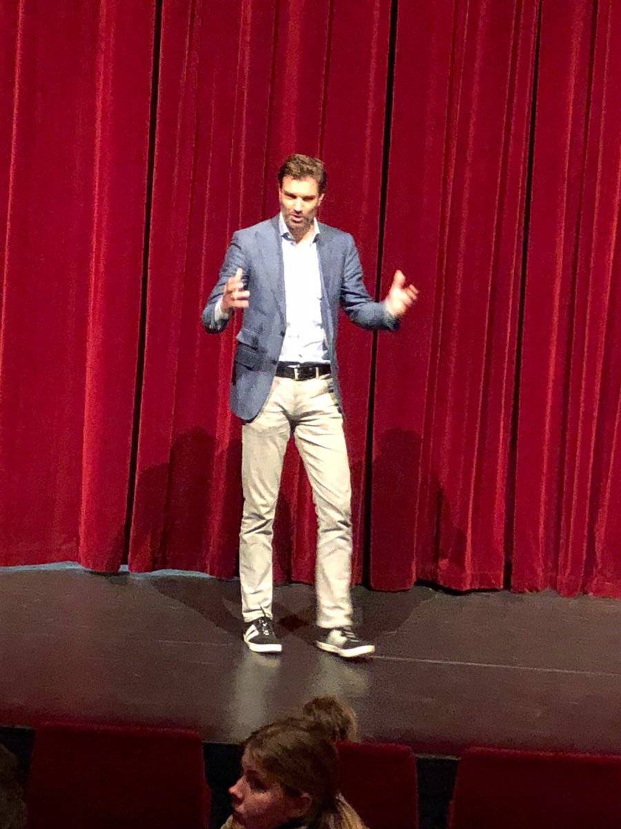 Heel veel kinderen hebben nog nooit een theater van binnen gezien. Vandaag en gisteren waren mooie dagen om daar iets aan te veranderen en te laten zien hoe magisch het hier is! #Theaterles <a href="/Theaterhotel/">Theaterhotel Almelo</a>