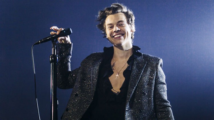 Z100NewYork's tweet photo. .@Harry_Styles pranked @Mabel onstage during his final European show! 😱 https://t.co/Cu3yD2z56t https://t.co/RizSt84R2S