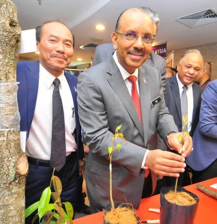 JHarizan's tweet photo. Terima kasih YBhg Tan Sri @DrAliHamsa singgah booth #MY1DOA

@ismailbakar60
@msallehhuddin
@bad5277
@MY1DOA
@moaMalaysia
#ourfoodourfuture
#PertanianHEBAT https://t.co/fXHHWNVv16