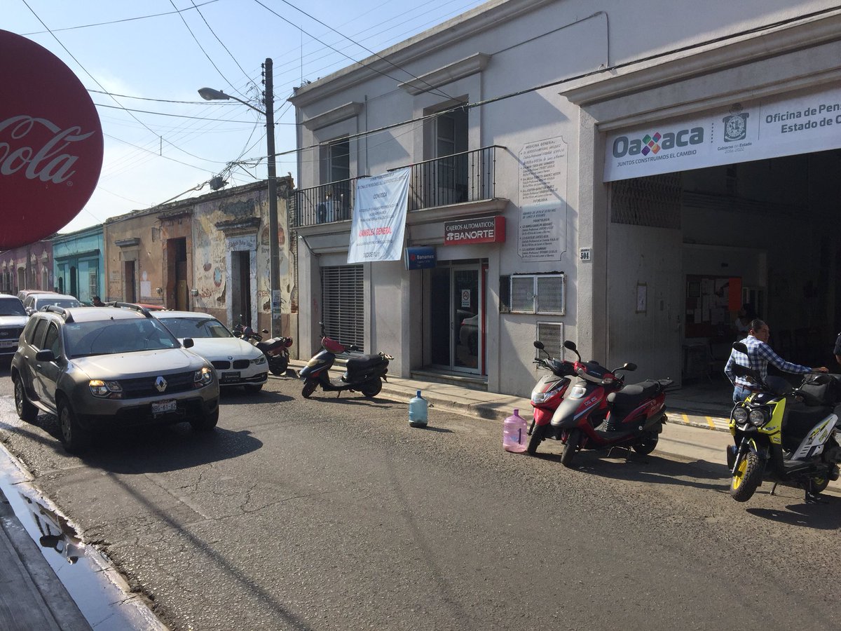 mafrglez's tweet image. El colmo, esta bella oficina aparta “su lugar” con las motos de sus trabajadores.
Todo porque hay que respetar el lugar del “jefe”. ¿De qué se trata entonces? @PolVial_GobOax