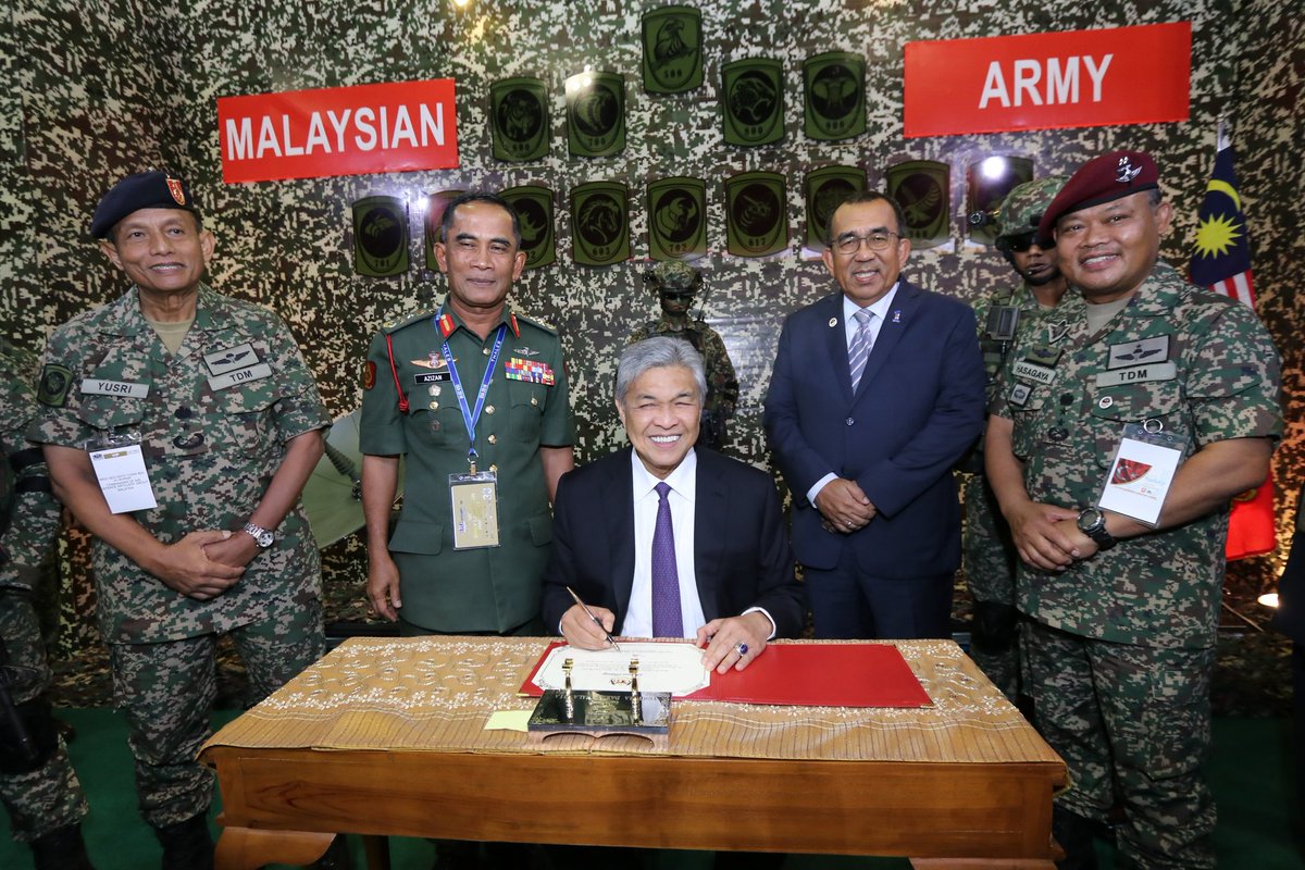 Mengiringi TPM YAB DS DR <a href="/Zahid_Hamidi/">Zahid Hamidi</a>  melawat ke booth-booth pameran <a href="/DSAMalaysia/">DSA & NATSEC Asia</a> di Mitec, KL hari ini.
#30YearsDSA2018