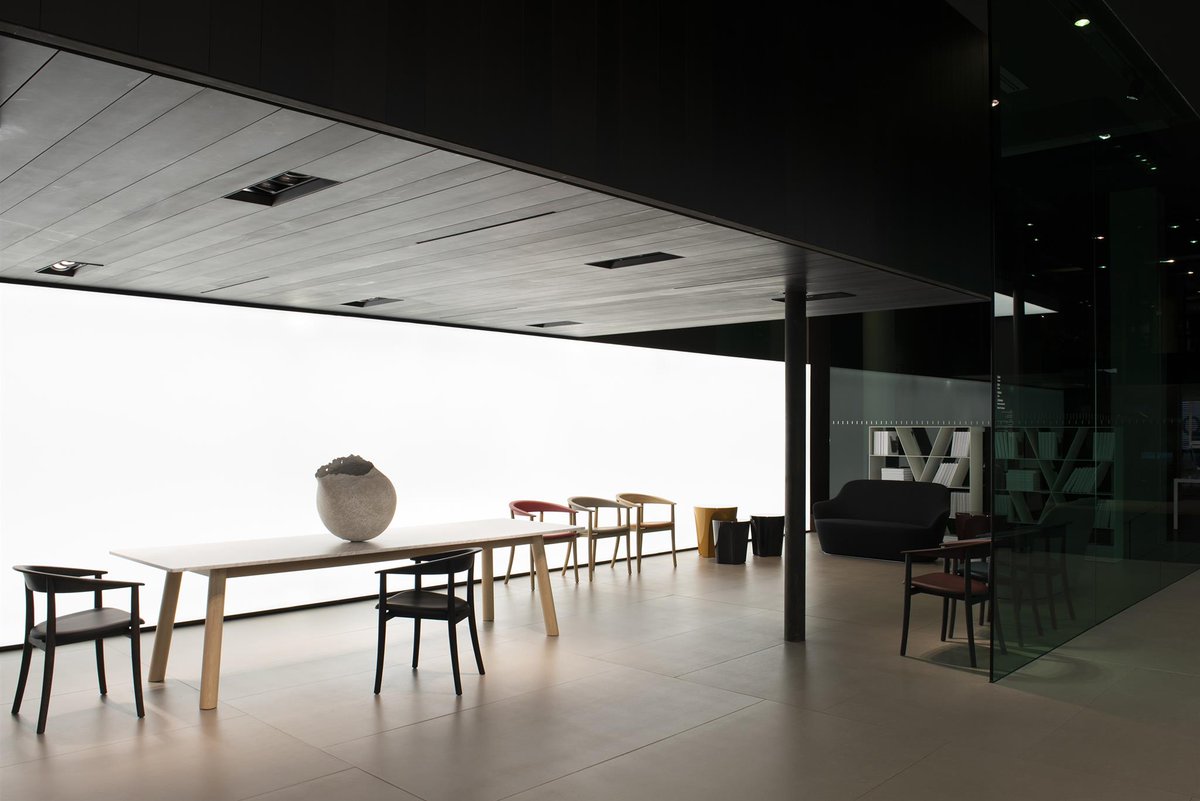 BeB_Italia's tweet photo. The Bull table by Naoto Fukasawa is distinguished by a solid, sturdy
design, complemented by a chair with elegant lines. #bebitalia #mdw18 #walksofdesign #DesignForLife #SalonedelMobile https://t.co/qTYCkWWI1k