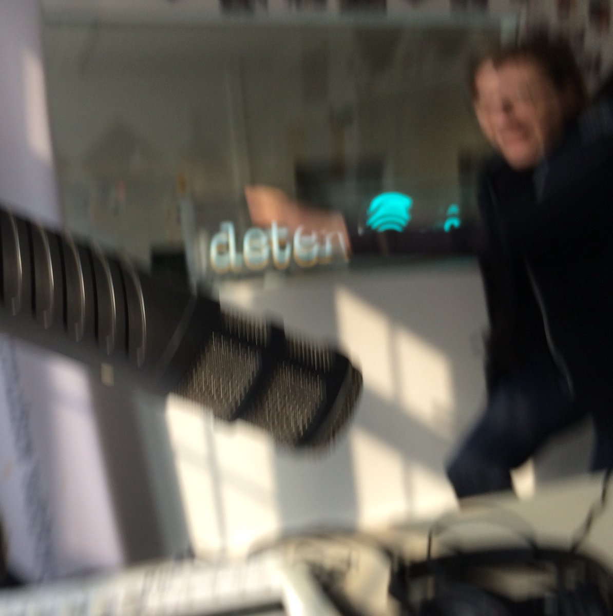 peep_durple's tweet image. wenn die musikredaktion das studio stürmt... #wasitsomethingisaid #radioliebe