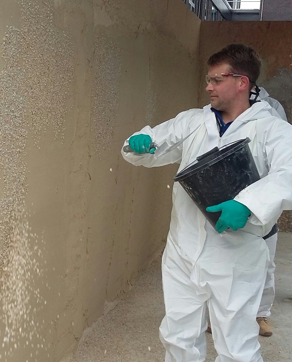 Rob13167's tweet photo. A spot of dashing on the weberpral M course. One of many finishes achievable with this product @SGWeberUK @SaintGobainUK @Putzmeister #machineapplied https://t.co/paqlzcdTJn