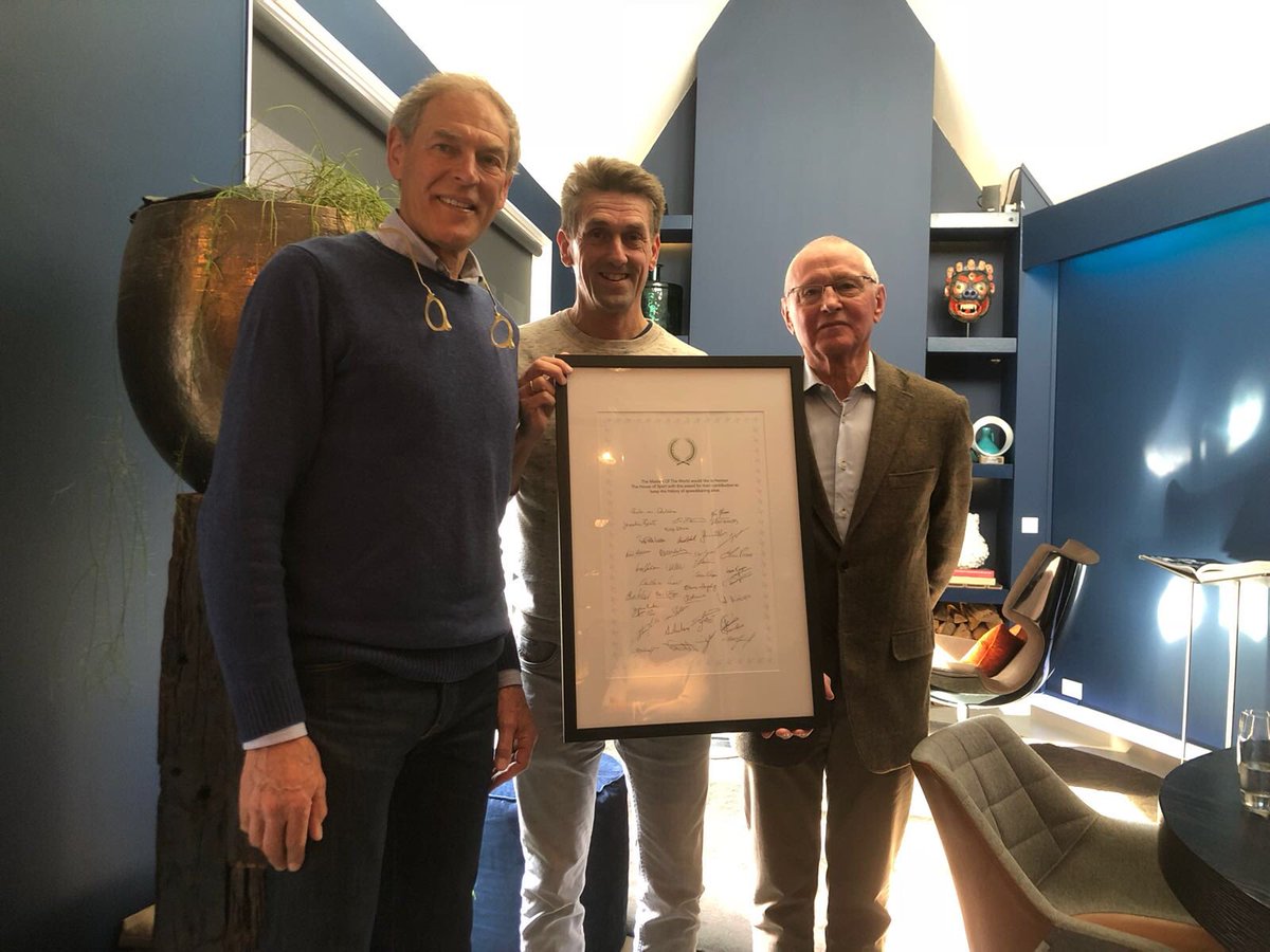 Vanmiddag overhandigden Meesters van de Wereld Ard Schenk en Henk van der Grift een mooi cadeau aan <a href="/patwouters/">Patrick Wouters vd O</a> en @HouseOfSports als dank voor het meesterlijk ontvangst tijdens afgelopen ISU WK Allround! 🙌🏻☺️ #cool #dankbaar #trots