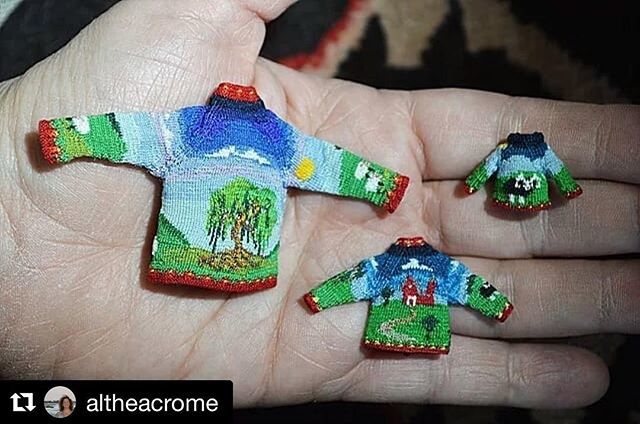sheryl_canter's tweet photo. The most incredible miniature knitting I've ever seen - her whole page!
.
.
#minienthusiast 
#miniknitting #miniclothes 
#Repost @altheacrome with @get_repost
・・・
Sheep Farm Trio, back view https://t.co/XTRjMM3MVP https://t.co/z0ha9dP9yw