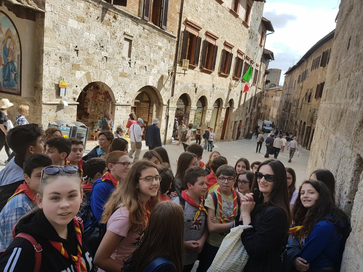 ICPrincipe_SMCV's tweet photo. Saluti da #SanGimignano dagli alunni delle classi seconde Scuola Secondaria di 1°grado https://t.co/zS3tM5pjmQ