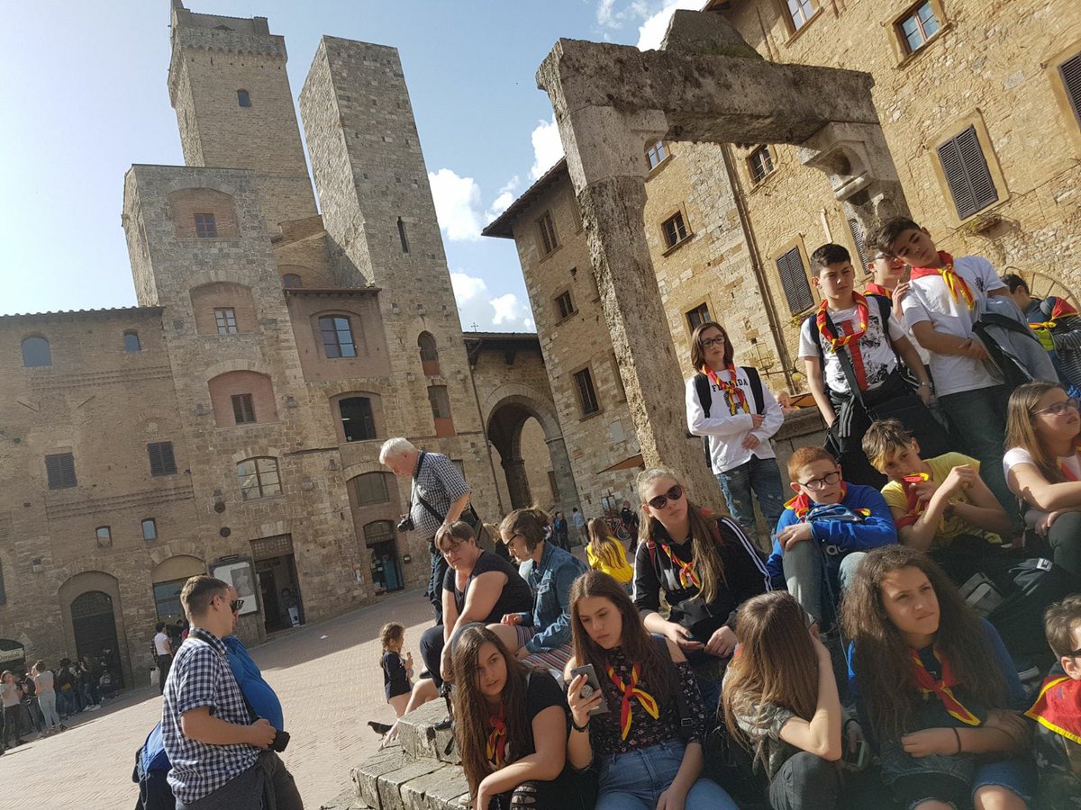 ICPrincipe_SMCV's tweet photo. Saluti da #SanGimignano dagli alunni delle classi seconde Scuola Secondaria di 1°grado https://t.co/zS3tM5pjmQ