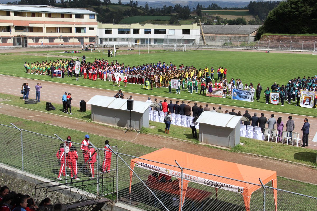 Alex Cruz, Gobernador de la provincia del Carchi, junto a Jorge Terán, Director del Distrito de Educación Huaca-Tulcán, Guillermo Herrera, Prefecto, y demás autoridades participaron de la inauguración del Intercolegial de Atletismo.