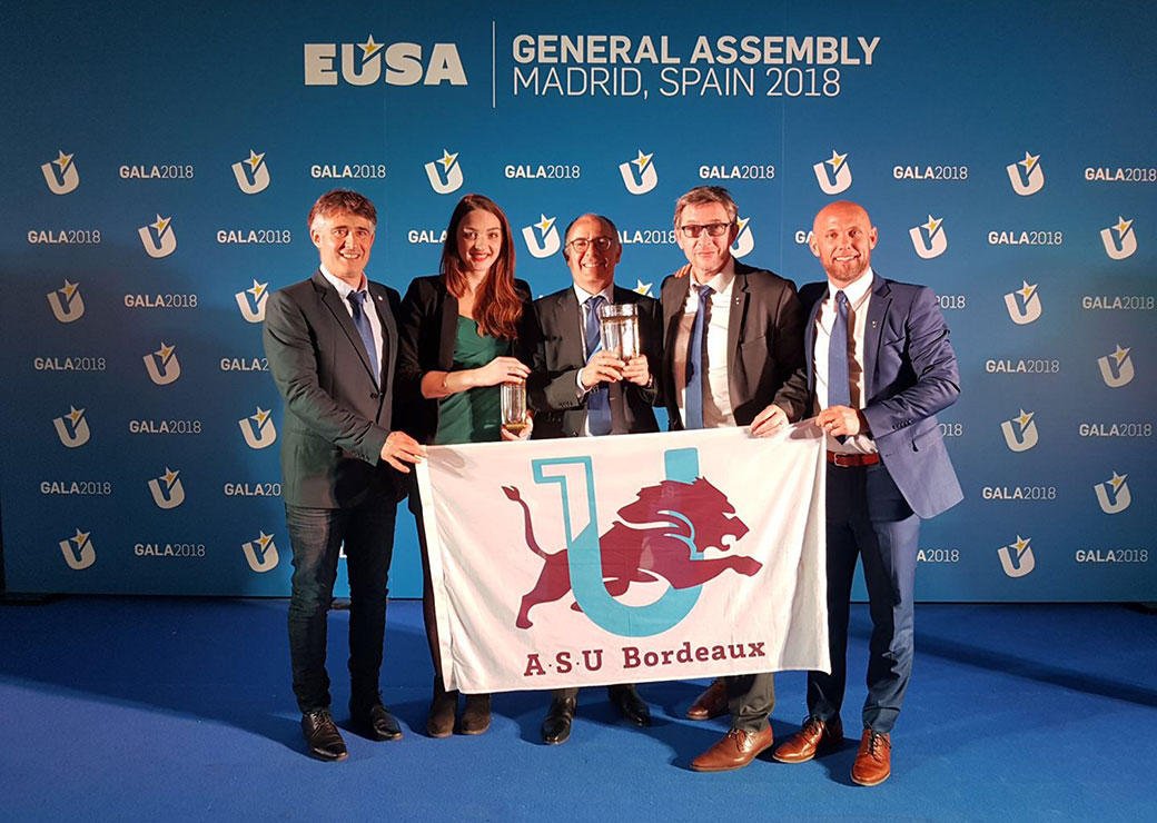 univbordeaux's tweet photo. Vendredi 13/04, l'université a reçu le prix de meilleure université sportive d'Europe à #Madrid à l'occasion de l'assemblée générale de l' @eusaunisport , le fruit d'un travail continu depuis 10 ans ! https://t.co/BXmNz2MZ9P https://t.co/cvTUIHcPii