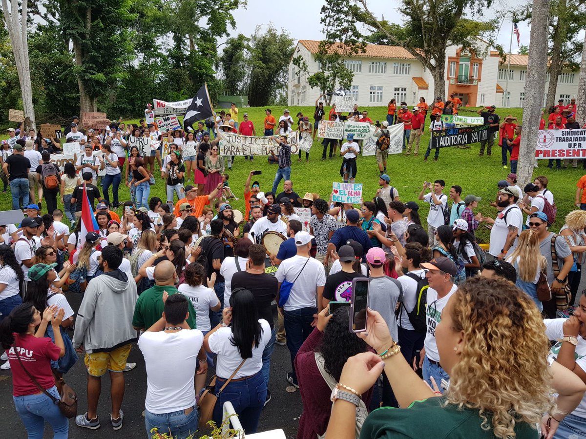 movimientoupru's tweet photo. Hoy, la UPR recinto de Utuado, se deja sentir en la Oficina de Administración Central en contra del cierre académico de nuestra unidad. https://t.co/659VVQhZXL