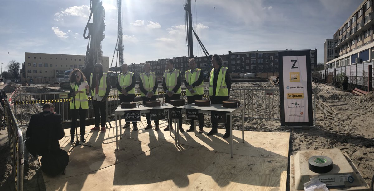 RobertSimonsLR's tweet photo. Vandaag is gestart met opnieuw een mijlpaal op Rotterdam Zuid: de bouw van het #Kunstenpand. Een multifunctioneel pand met @TheaterZ en de bibliotheek. In het @HartvanZuid https://t.co/ZyvuaizeRc