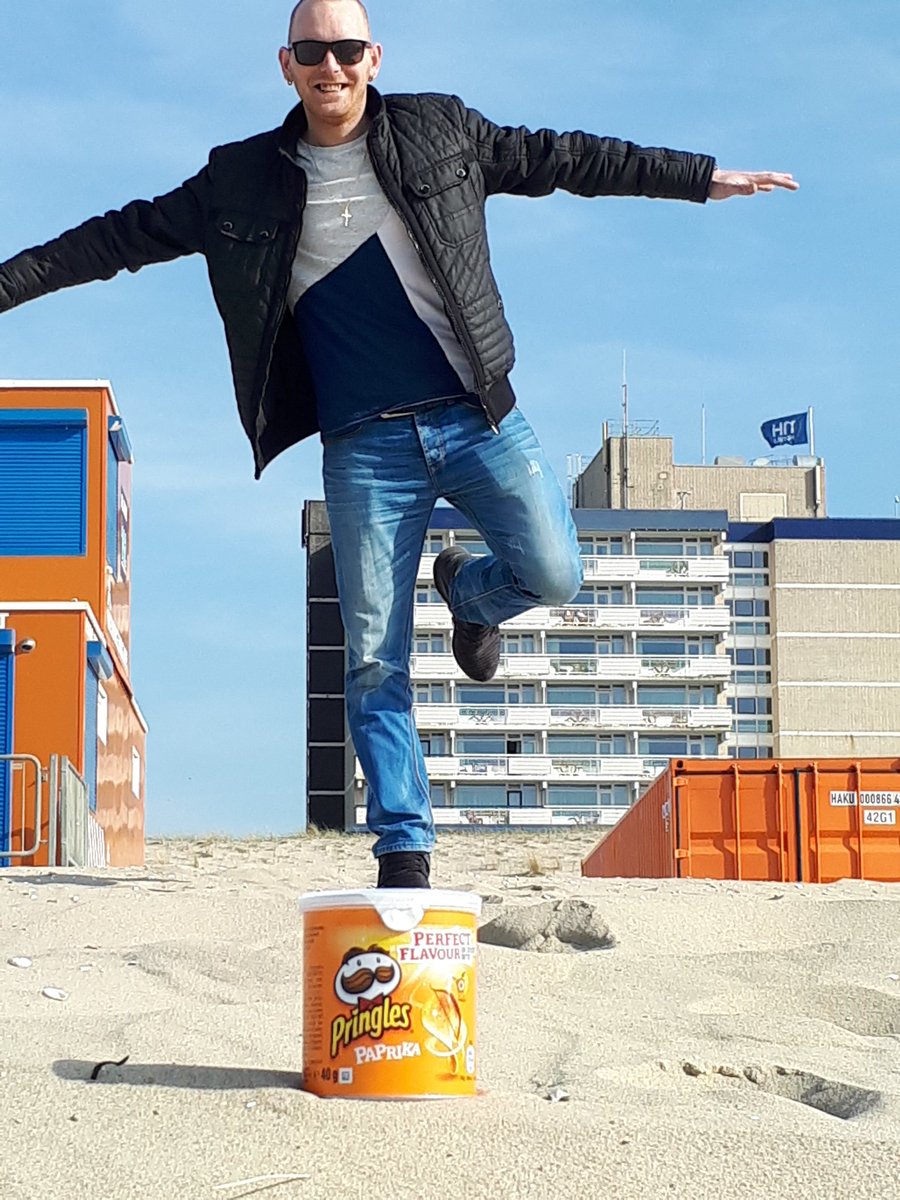 P1nkVibess's tweet image. Woww Pat you're balance is amazing😂😂 one leg on a pringles box😆🌞😂 #funatthebeach #funwithmybitchie 😂😂