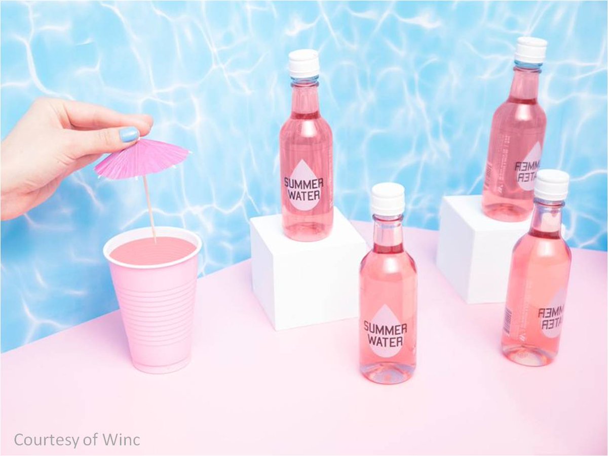 Eau ou #vin ? La mode a fait émerger de nombreuses boissons aux teintes  rosées."Summer Water" propose ainsi un rosé,  pour ses membres du club, sous un packaging quelque peu perturbant avec  un nom tout aussi déroutant "droplets". Qu'en pensez vous?🤔
 📲summerwater.winc.com/#home-1-1-sect…