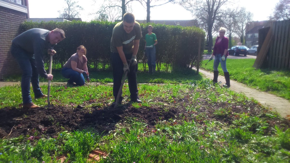 PresentNG's tweet image. Ook in Delfzijl wordt door vrijwilligers van UNIVÉ hard gewerkt om een tuin op te knappen.