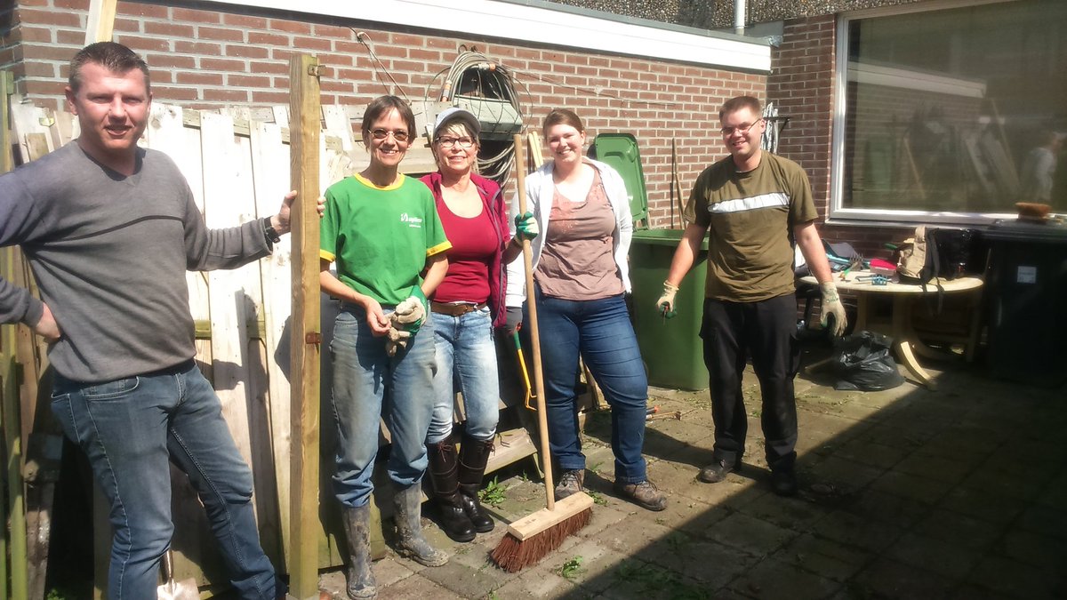 PresentNG's tweet image. Ook in Delfzijl wordt door vrijwilligers van UNIVÉ hard gewerkt om een tuin op te knappen.