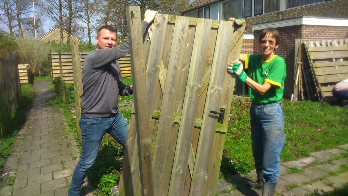 PresentNG's tweet image. Ook in Delfzijl wordt door vrijwilligers van UNIVÉ hard gewerkt om een tuin op te knappen.
