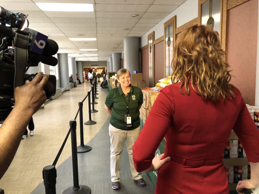 Thanks <a href="/Erin_Ivory_/">Erin Ivory</a>  for highlighting an amazing veteran: Carol Lefler, who manages the Jesse Brown VA food pantry. See the story on <a href="/WGNNews/">WGN TV News</a> tonight!#NationalVolunteerWeek