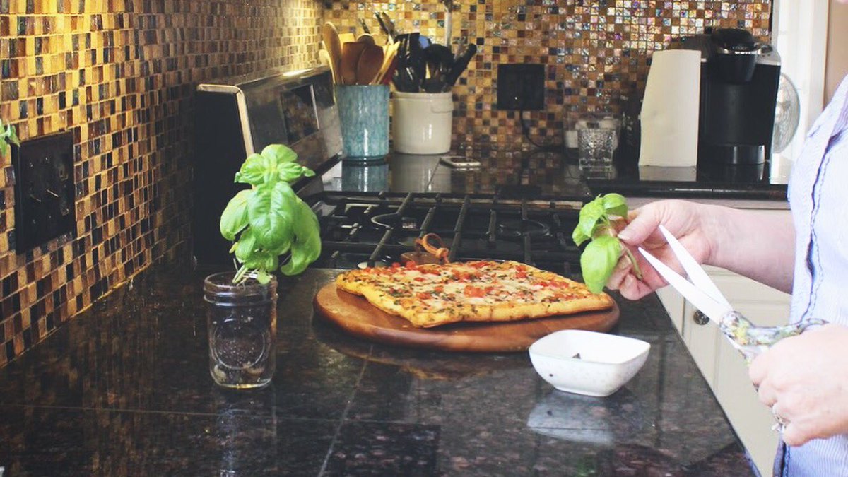 homegrownbyja's tweet photo. Use your #Basil herb kits to add a healthy and flavorful kick to your pizza! #Homegrown #FeedYourSoul #HerbKit #DIY https://t.co/qXLJQxtxDM