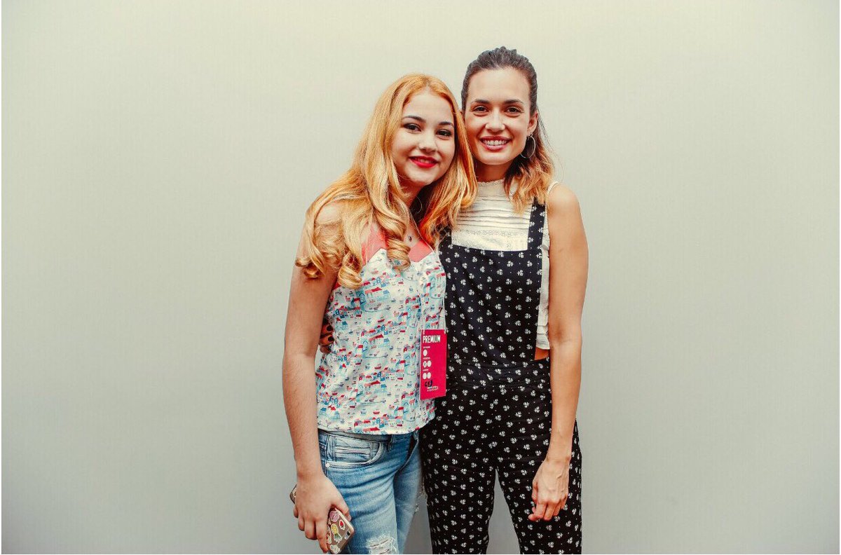 onechicagonews's tweet photo. 📷 | Torrey Devitto with fans at the #PrettyLittleWeekend3
(c) @gcs_leticia @PyetBraga @claubenzo @Thais_small https://t.co/UdIuObmxaK
