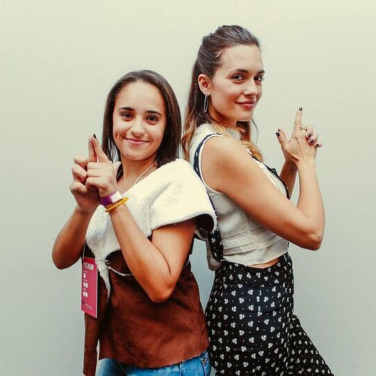 onechicagonews's tweet photo. 📷 | Torrey Devitto with fans at the #PrettyLittleWeekend3
(c) @gcs_leticia @PyetBraga @claubenzo @Thais_small https://t.co/UdIuObmxaK
