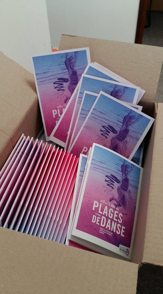 Plagesdedanse's tweet photo. On les attendait avec impatience, elles sont arrivées ! 
Les plaquettes de #Plagesdedanse vous attendent à l'Hermine et, à la fin de la semaine, dans les commerces, lieux touristiques et culturels. https://t.co/uC7GIePBZv