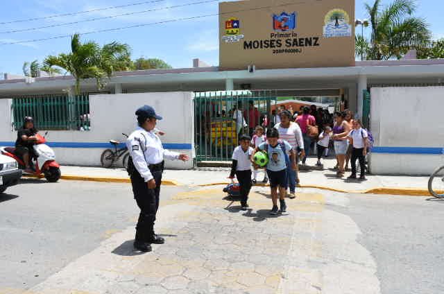 AytoFcp's tweet photo. Extremarán los cuerpos de seguridad escolar las medidas preventivas durante los horarios de entrada y salida de escuelas. 
https://t.co/LsEpjWkSKT https://t.co/oegICswUCP