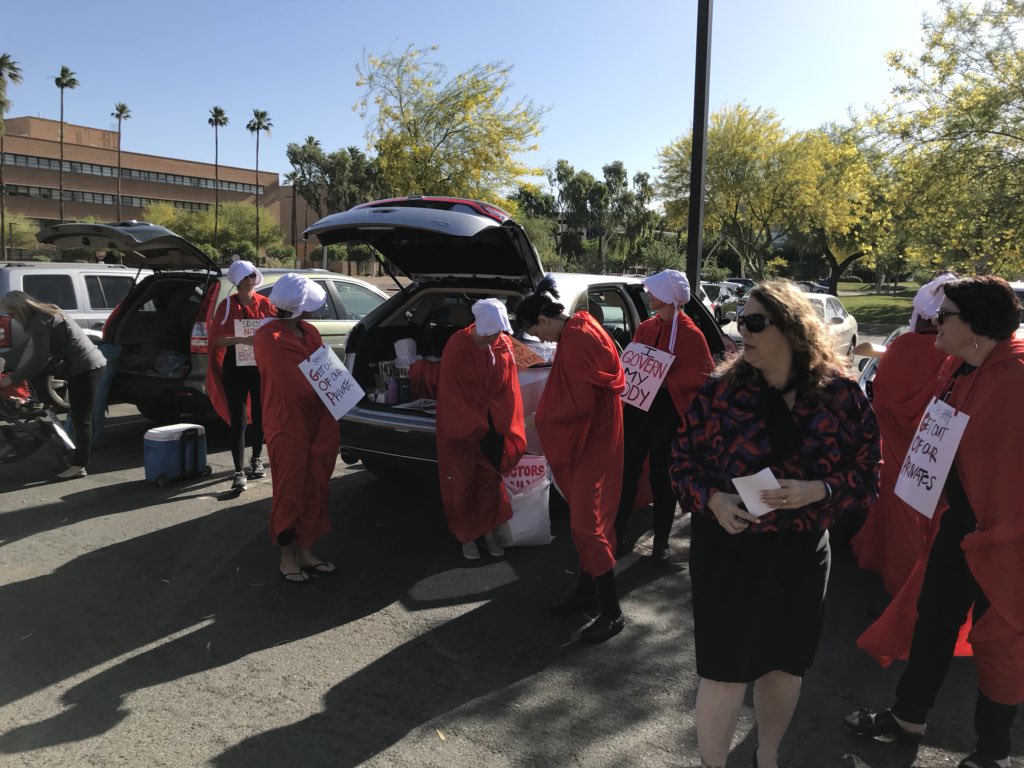 Jeyae's tweet photo. Handmaids are about to be spread eagle on the Senate lawn!
No to SB1394! Our bodies, our choice!
Press conference on starting soon!

#sb1394 #wearenotproperty @azcentral @abc15 @azfamily @FOX10Phoenix @HandmaidsResist https://t.co/bpbI6CJ9Qn