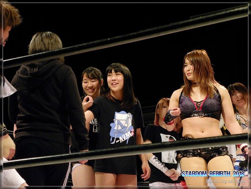 y_takashi0306's tweet photo. 桃さんもAZM選手も小波選手加入に嬉しそう。
#1日1こなたん
#渡辺桃選手
#AZM選手
#クイーンズクエスト https://t.co/NvfvXntdth