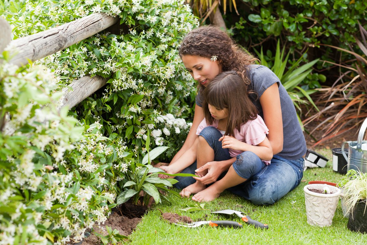 LiveWellAlabama's tweet photo. Weather is warming up, so #SpringIntoMotion! Get outside and let the kids help plant flowers and vegetable gardens. #ActivePeople #LiveWell https://t.co/qOf0jqiooU