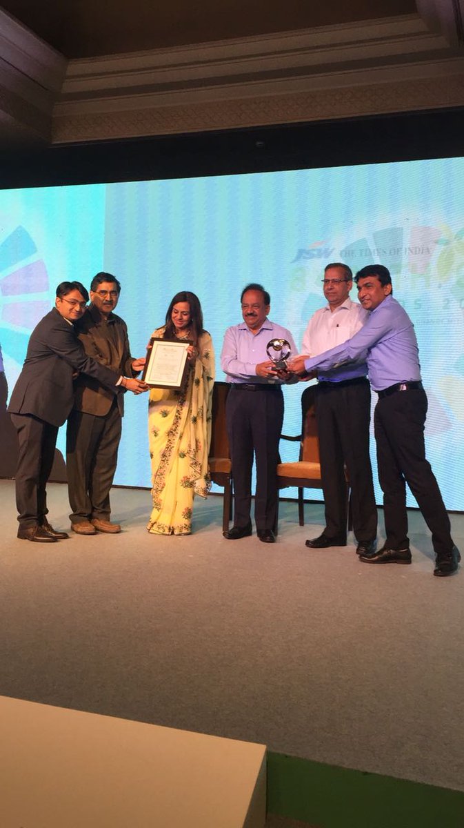 EarthCareAwards's tweet photo. The Indian Institute of Public Health in Gandhinagar has worked towards addressing climate change adaptation as essential for locals to increase heat awareness and identify ways to tackle it.
The Team Reciving the award in First Catagory #EarthCareAwards https://t.co/Onw7z1tWWw