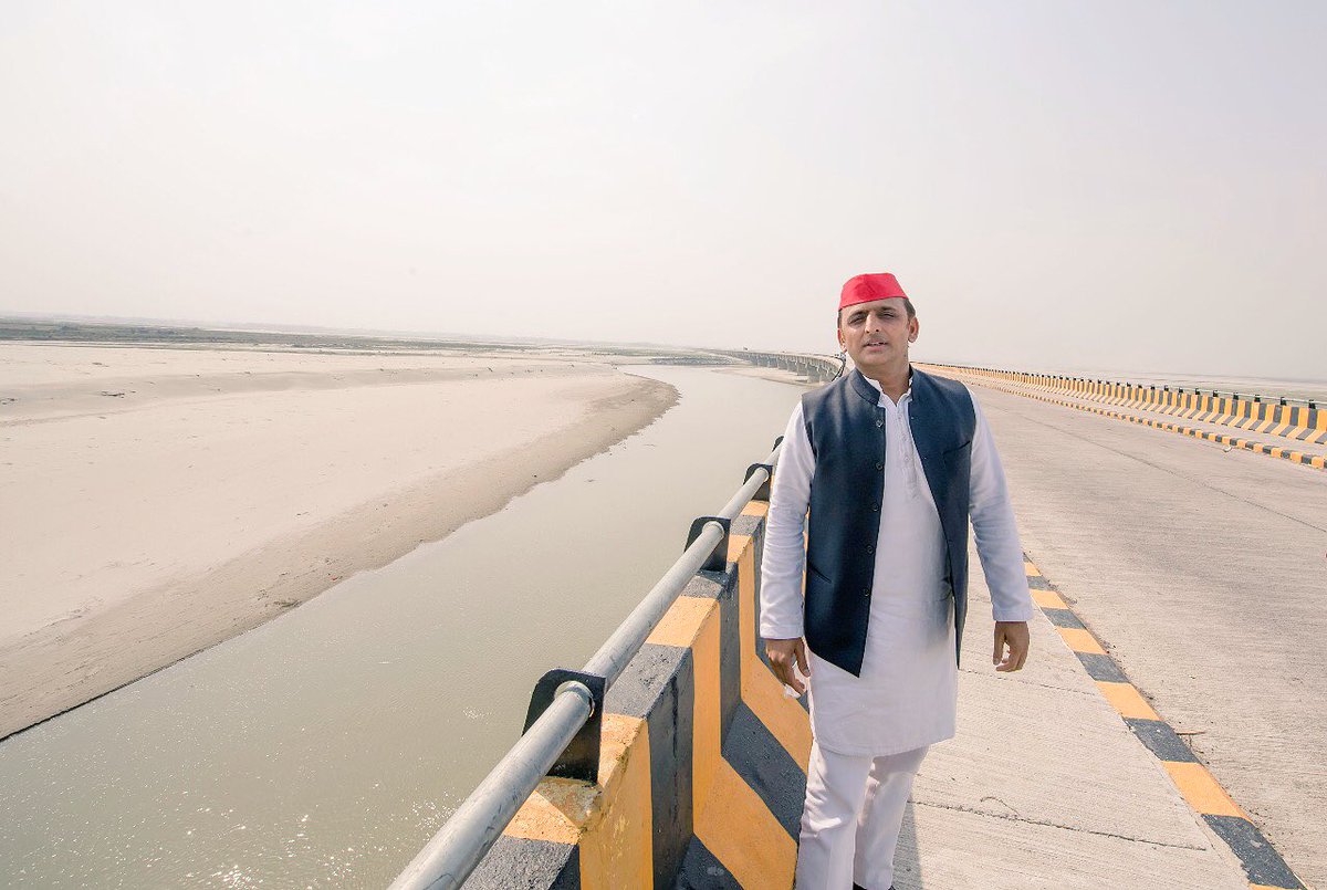 yadavakhilesh's tweet photo. आज घाघरा नदी पर बनाये गये प्रदेश के सबसे लंबे ‘चहलारी घाट सेतु’ पर जाकर, ये सोचकर अच्छा लगा कि हमने सिर्फ़ दो किनारों को ही ��हीं लोगों को भी जोड़ा है. https://t.co/uqCot3PYjf