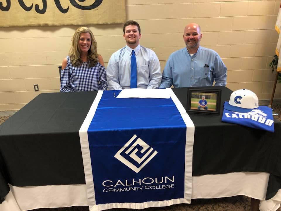 HHS_Hoops_'s tweet photo. What a day for 2 of our Seniors! @jarad_brimer will continue his 🏀 career by signing with Bevill State Community College! And @LollarJT will also continue his ⚾️ career by signing with Calhoun Community College! Amazing accomplishments by both of these guys!!! #EmbraceTheX https://t.co/1fMOivQpaN