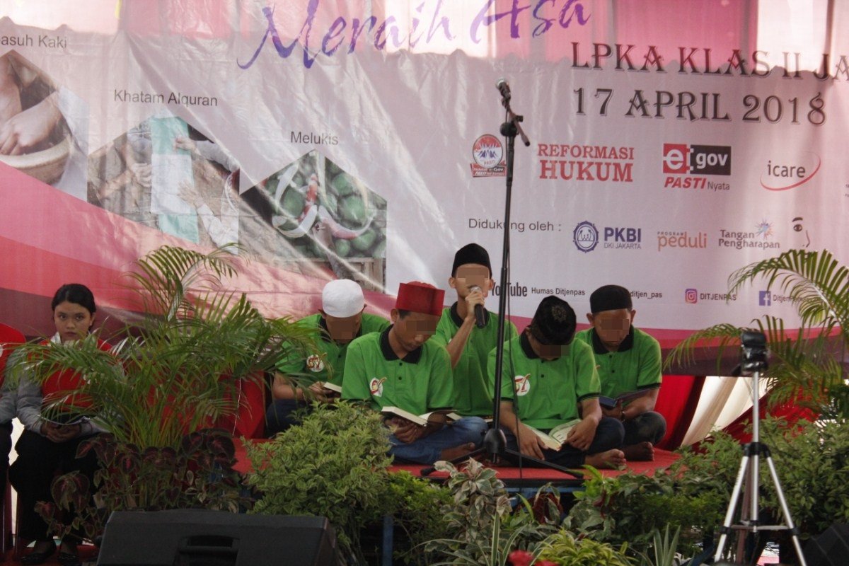 CentraMitraMuda's tweet photo. Dilaksanakan juga pembacaan ayat suci Al Quran yang menandakan khatam Al Quran dan melukis bersama. Selain itu, tampil grup musik kreatif LPKA Klas II Jakarta untuk menghibur peserta yang hadir. https://t.co/pKP8RFRSjG