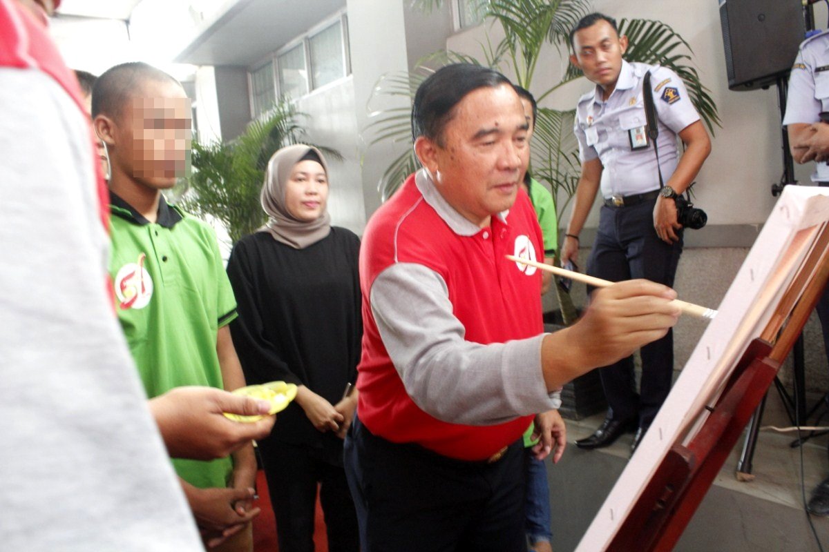CentraMitraMuda's tweet photo. Dilaksanakan juga pembacaan ayat suci Al Quran yang menandakan khatam Al Quran dan melukis bersama. Selain itu, tampil grup musik kreatif LPKA Klas II Jakarta untuk menghibur peserta yang hadir. https://t.co/pKP8RFRSjG