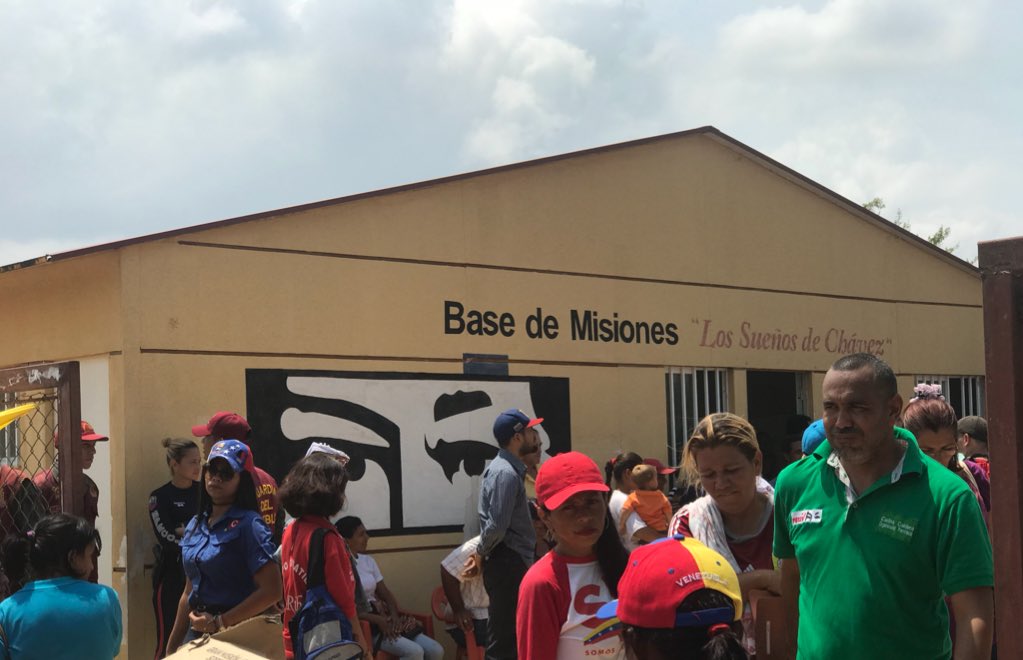 Omar_PrietoPSUV's tweet photo. El Gobierno Bolivariano es inclusión y justicia social. Gracias a nuestro Pdte. @NicolasMaduro la parroquia Rómulo Betancourt de Cabimas cuenta con la Base de Misiones “Los Sueños de Chávez, para recibir atención y humanismo. Esto sólo es posible en REVOLUCIÓN! https://t.co/WvfdHWlDYZ