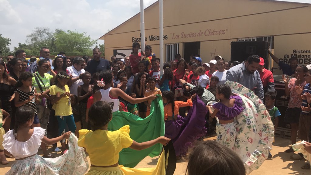 Omar_PrietoPSUV's tweet photo. El Gobierno Bolivariano es inclusión y justicia social. Gracias a nuestro Pdte. @NicolasMaduro la parroquia Rómulo Betancourt de Cabimas cuenta con la Base de Misiones “Los Sueños de Chávez, para recibir atención y humanismo. Esto sólo es posible en REVOLUCIÓN! https://t.co/WvfdHWlDYZ