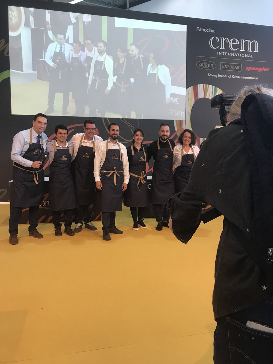Hostelcobcn's tweet photo. “Catar es lo más importante de cualquier profesional del café. Debemos de saber cómo es nuestro producto en todo momento” 👉🏻 Los participantes de la cata de cafés, en el #CoffeeArea de #Hostelco https://t.co/Rk7uevgf0z