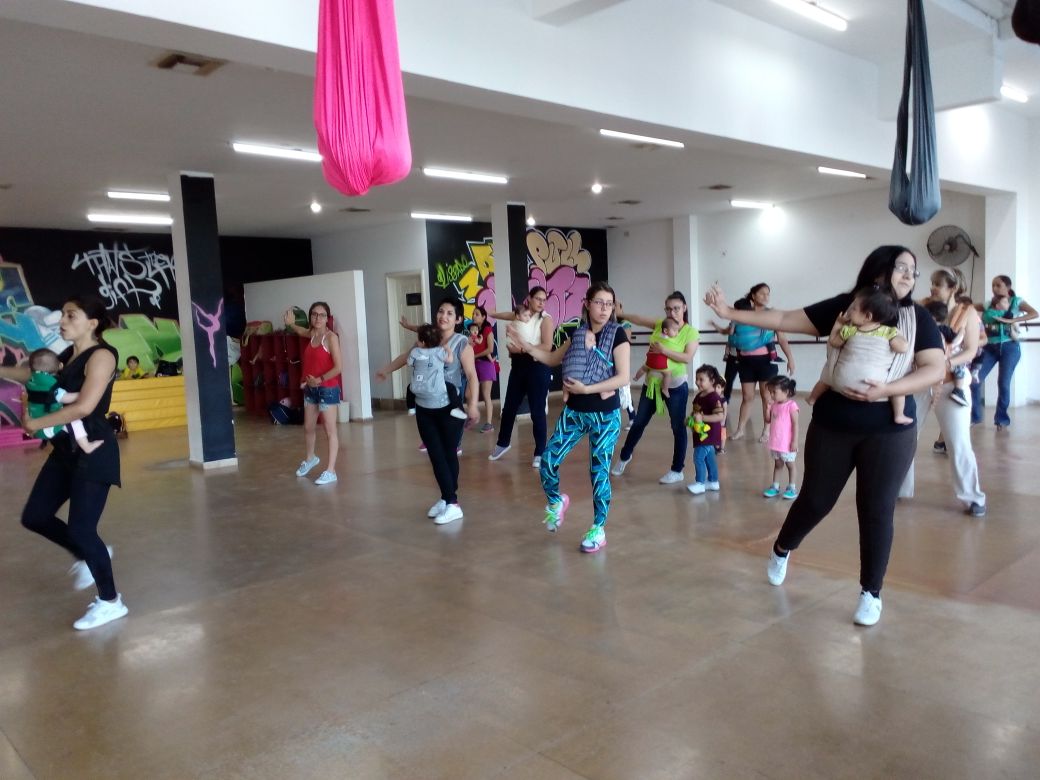 Eliza_Devil's tweet photo. Queridos @warnerchappell  @umpg  @dnce 2000 madres con bebés bailan tu canción en México, permitan subir sus videos a youtube, quieren decirle al mundo que celebran ser madres de una manera diferente!
#HelpUsWarner #CakeByTheOcean #HelpUsUniversal #Dnce https://t.co/VyptICnffQ