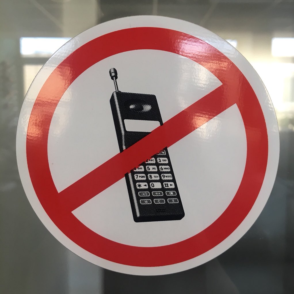 ullibauer's tweet photo. Was hier wohl verboten ist?

Das Mitbringen eines antiken Funktelefons?
Das unzureichende Herausziehen einer Antenne?

Wenn es die Handy-Nutzung sein soll, weiß ich nicht, ob Menschen U30 das verstehen. https://t.co/YVeTgr5Q5R