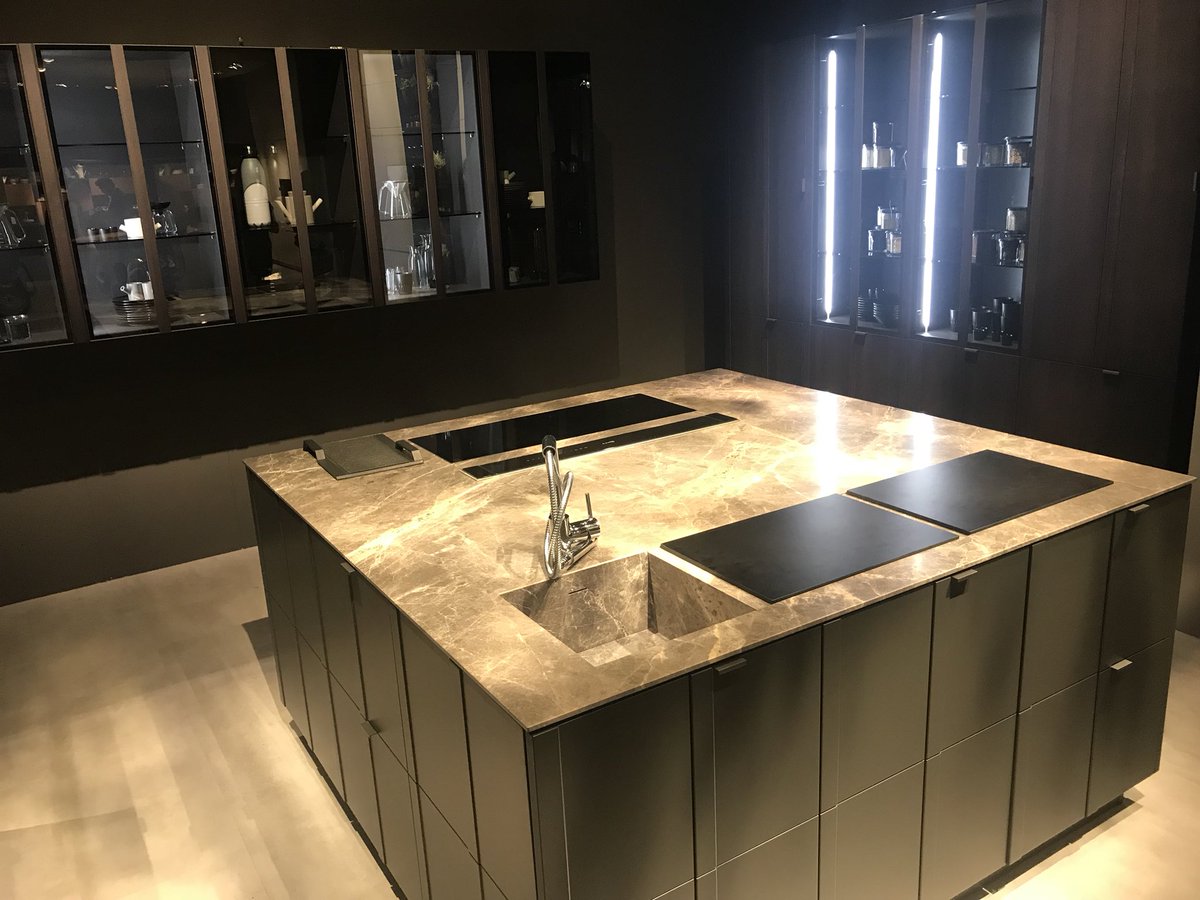 alex_ion's tweet photo. Contemporary dark tones for modern kitchen designs at #ValDesign and #Alf #Dafre. @decoist day 1 at #iSaloni #SaloneDelMobile2018 https://t.co/eaHU7tmhGJ