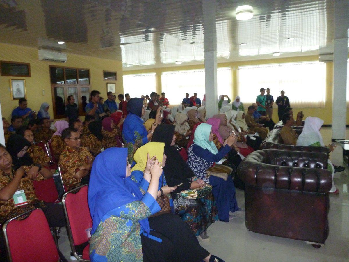PSDM_Kemdes's tweet photo. Direktorat PSDM mengadakan workshop calon pengelola BUMDes Kabupaten Pandeglang dan Lebak di Pandeglang, Banten, Selasa (17/4). Workshop yang dibuka oleh Dirjen PDT Drs Samsul Widodo ini merupakan kerja sama Kemdes dengan XL Axiata, https://t.co/1DPZb7NIqi, dan Fatayat NU. https://t.co/mg6pBSygaq