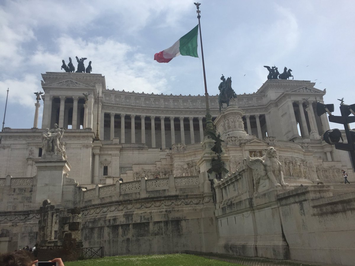 thildass_roma's tweet photo. Le Vitoriano, monument dédié à Vitor Emmanuel II #RomaJC18 https://t.co/hPFBogZAGr